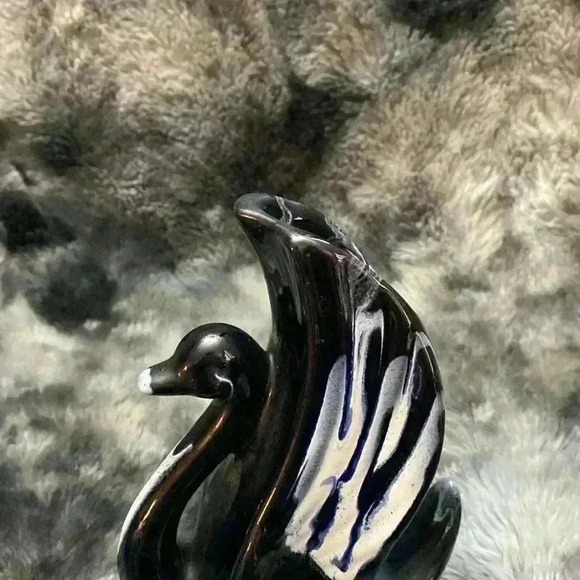 VTG BMP BLUE MOUNTAIN POTTERY
GLAZED BLUE AND WHITE SWAN
PLANTER - Picture 9 of 16